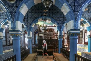Réputée pour sa mixité religieuse, Djberba compte des églises et des synagogues (ici la Ghriba, a plus ancienne synagogue d'Afrique, archives).